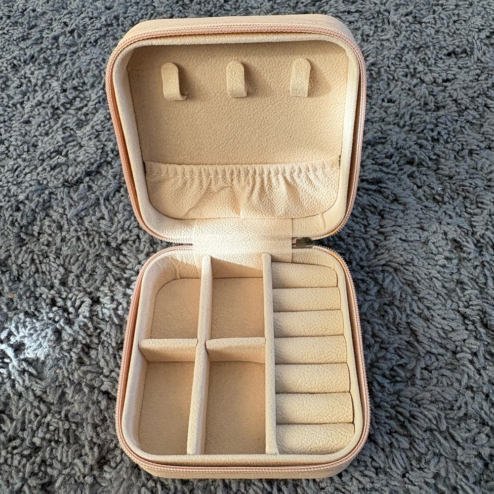 NWOT pink square travel jewelry case